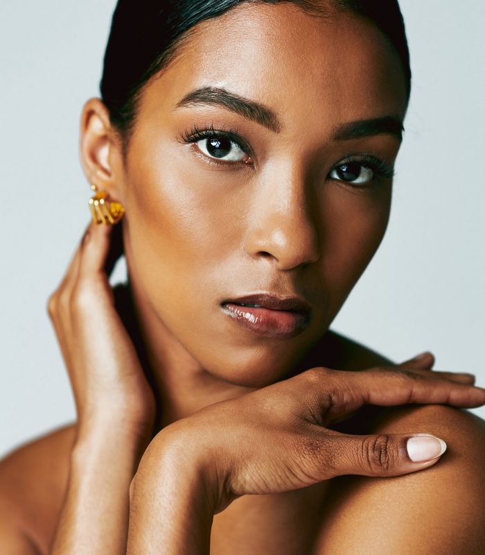 Portrait of a woman with elegant makeup.